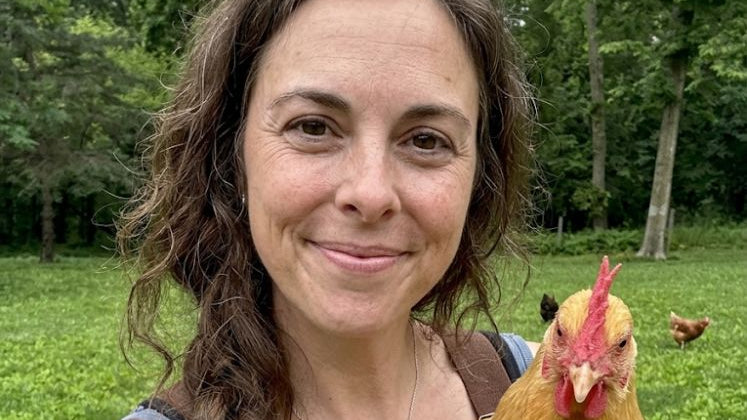 femme joyeuse et poule 