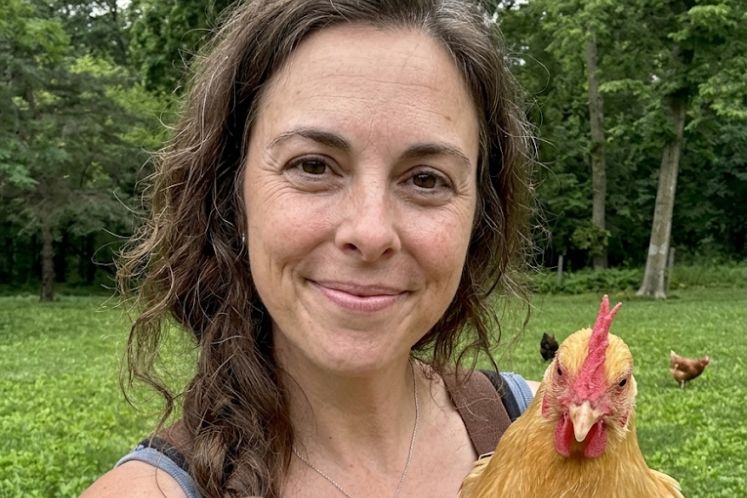 femme joyeuse et poule 
